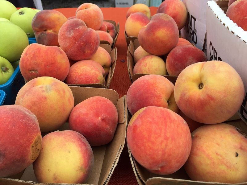 Georgia peaches on sale at a farmers market in Middle Georgia. (Meera Subramanian / InsideClimate News)