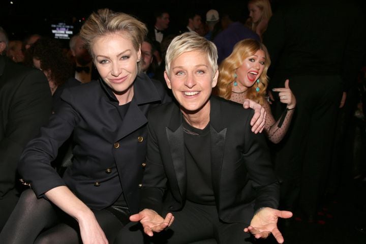 Kelly Clarkson photobombs Portia de Rossi and Ellen DeGeneres