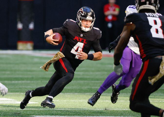 Atlanta Falcons quarterback Taylor Heinicke scrambles for a first down during the second half an NFL football game in Atlanta on Sunday, Nov. 5, 2023. The Vikings won 31 - 28. (Bob Andres for the Atlanta Journal Constitution)