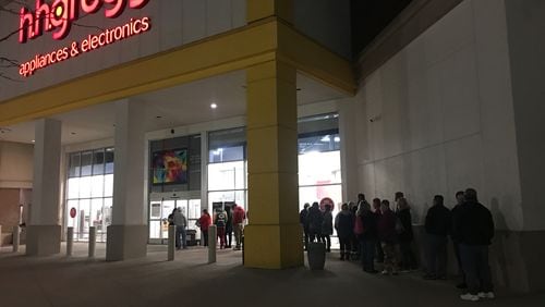 Shoppers wait out in front of hhgregg on Black Friday 2016.