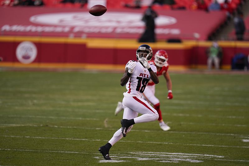 Atlanta Falcons wide receiver Calvin Ridley catches a pass during the second half against the Kansas City Chiefs, Sunday, Dec. 27, 2020, in Kansas City, Mo. (Jeff Roberson/AP)