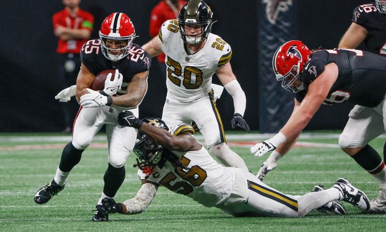 Atlanta Falcons running back Tyler Allgeier (25) runs for a first down during the fourth quarter of an NFL football game against the New Orleans Saints in Atlanta on Sunday, Nov. 26, 2023.   (Bob Andres for the Atlanta Journal Constitution)