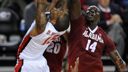 Georgia forward Donte' Williams (15) and Alabama center Moussa Gueye (14) go for a loose ball in the first half.