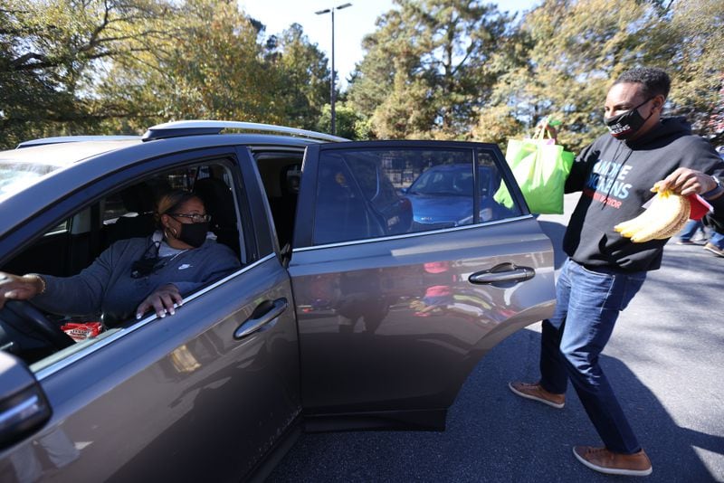 Mayoral candidate Andre Dickens loads a car with turkey and fruit at a Thanksgiving giveaway sponsored by C.H.O.I.C.E.S. on Saturday, November 22, 2021. Saturday, November 20, 2021. Miguel Martinez for The Atlanta Journal-Constitution 