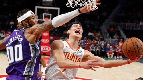 Hawks guard Jeremy Lin (7) scores against Sacramento Kings center Willie Cauley-Stein (00). (AP Photo/John Bazemore)