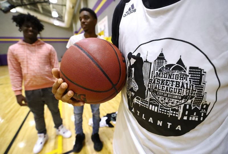 050422 Atlanta: Marquez Crews (right) and teammates on team 24/7 during their game against the Pittman Panthers Black during Atlanta Mayor Andre Dickens’ Midnight Basketball League as part of an anti-crime initiative at the C.T. Martin Recreation Center on Wednesday, May 4, 2022, in Atlanta.    “Curtis Compton / Curtis.Compton@ajc.com”