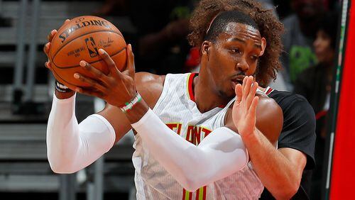 Dwight Howard #8 of the Atlanta Hawks is defended by Robin Lopez #8 of the Chicago Bulls at Philips Arena on January 20, 2017 in Atlanta, Georgia. Photo by Kevin C. Cox/Getty Images)