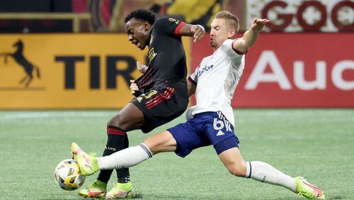 Sept. 18, 2021 - Atlanta, Ga: Atlanta United defender George Bello (21) controls the ball against D.C. United midfielder Russell Canouse (6) during the first half of their match at Mercedes Benz Stadium Saturday, September 18, 2021 in Atlanta, Ga.. JASON GETZ FOR THE ATLANTA JOURNAL-CONSTITUTION



