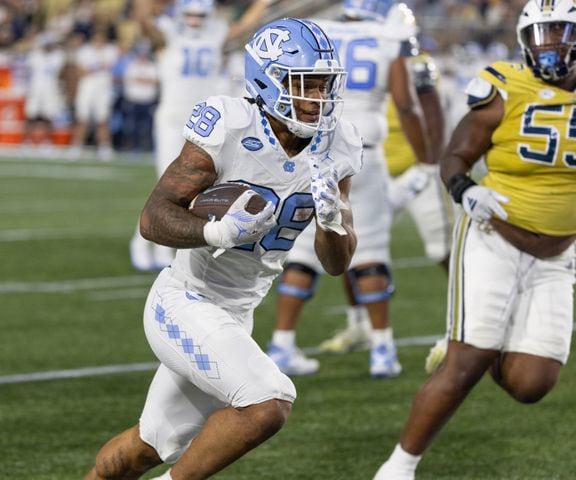 North Carolina Tar Heels running back Omarion Hampton (28) breaks free for a touchdown during the first quarter.  (Bob Andres for the Atlanta Journal Constitution)