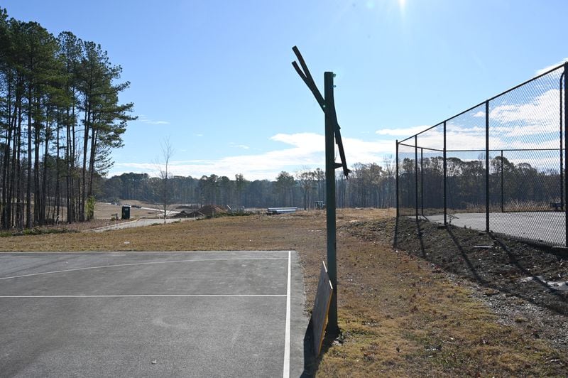 Among the neglected amenities at Parkview Estates is the community's basketball court. (Hyosub Shin / Hyosub.Shin@ajc.com)