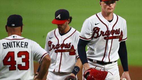 080520 Atlanta: Atlanta Braves manager Brian Snitker pulls pitcher Sean Newcomb during the fifth inning against the Toronto Blue Jays in a MLB baseball game on Wednesday, August 5, 2020 in Atlanta.    Curtis Compton ccompton@ajc.com