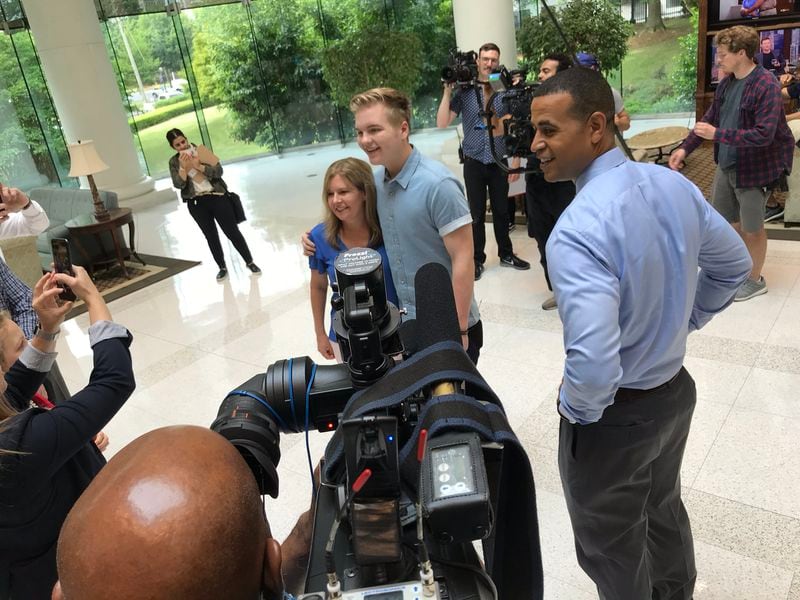  Caleb Lee Hutchinson taking photos with WSB staff while Fred Blankenship looks on. CREDIT: Rodney Ho/rho@ajc.com