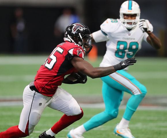 Photos: Falcons fall to Dolphins after second-half collapse
