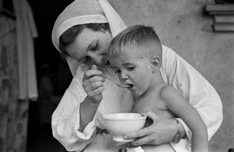 A nurse feeds a young patient at Henrietta Egleston Hospital for Children in 1937. Children’s Healthcare of Atlanta is celebrating its 100-year milestone. Photo credit: Lane Brothers Commercial Photographers Photographic Collection, 1920-1976. Photographic Collection, Special Collections and Archives, Georgia State University Library.
