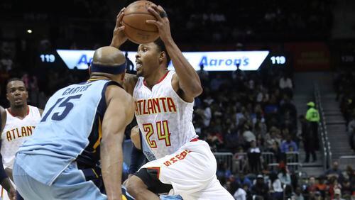 Atlanta Hawks forward Kent Bazemore (24) drives the ball past Memphis Grizzlies guard Vince Carter (15) during the second half of an NBA basketball game, Thursday, March 16, 2017, in Atlanta. The Grizzlies defeated the Hawks 103-91. (AP Photo/Branden Camp)