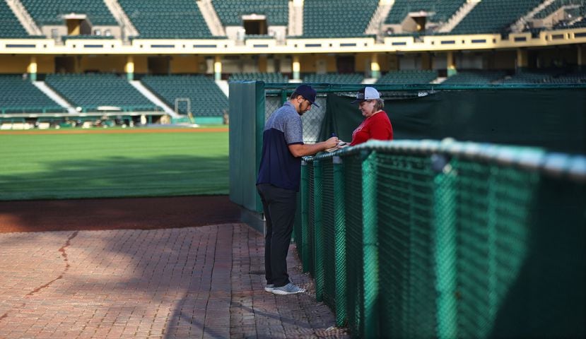 Photos: Pitchers and catchers report to Braves spring training