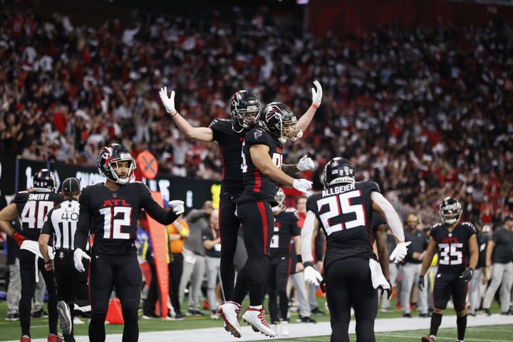 Falcons players celebrate with tight end MyCole Pruitt after he scored a touchdown against the Buccaneers on Sunday  in Atlanta. (Miguel Martinez / miguel.martinezjimenez@ajc.com)
