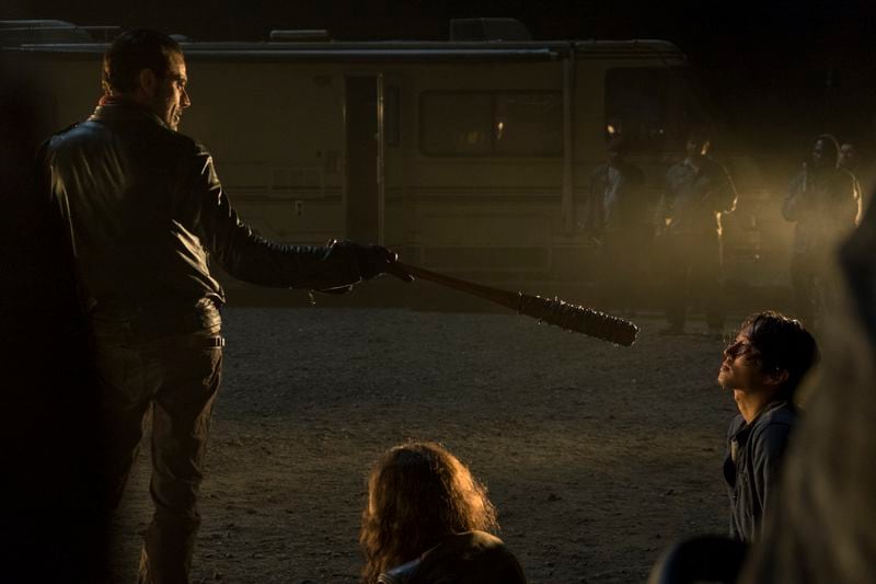Negan駅のJeffrey Dean Morgan、Glenn Rhee駅のSteven Yeun-The Walking Dead _ Season 7、Episode 1-Photo Credit：Gene Page / AMC