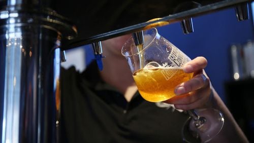 Taproom manager Jenny Faflik pours a glass of beer at the Kings & Convicts Brewing Co. taproom on June 3, 2017, in Highwood, Illinois. (John J. Kim/Chicago Tribune/TNS)