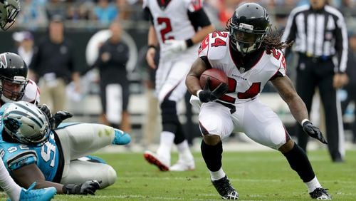 CHARLOTTE, NC - NOVEMBER 05:  Devonta Freeman #24 of the Atlanta Falcons runs the ball against the Carolina Panthers in the second quarter during their game at Bank of America Stadium on November 5, 2017 in Charlotte, North Carolina.  (Photo by Streeter Lecka/Getty Images)