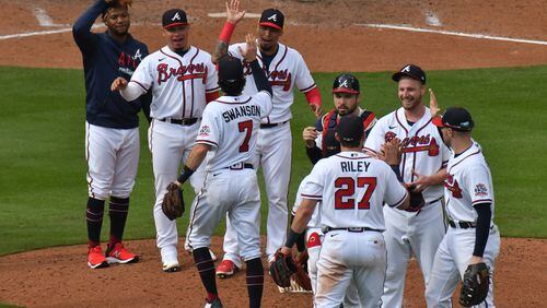 October 11, 2021 Atlanta - Atlanta Braves players celebrate their victory during the 9th inning in Game 3 of National League Divisional Series at Truist Park on Monday, October 11. Atlanta Braves won 3-0 over Milwaukee Brewers. (Hyosub Shin / Hyosub.Shin@ajc.com)