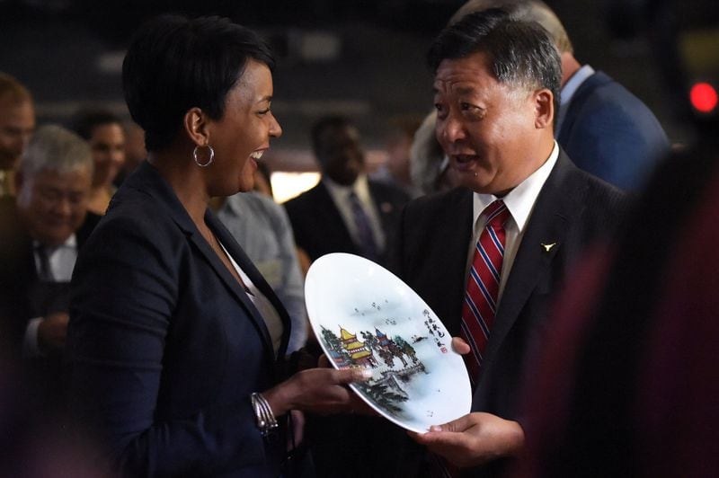 7/17/18 - Atlanta - Chinese Consul General the Honorable Li Qiangmin presents Atlanta Mayor Keisha Lance Bottoms with a decorative plate at Delta Air Lines’ launch reception to celebrate the relaunching of its Delta Shanghai route at the Delta Flight Museum on Tuesday, July 17. Jenna Eason / Jenna.Eason@coxinc.com