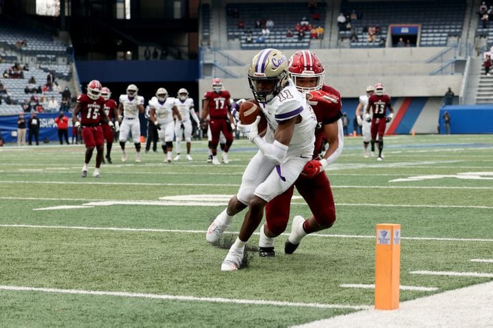 Cartersville wide receiver Devonte Ross (11) scores a touchdown during the first half against Warner Robins in the Class 5A state high school football final at Center Parc Stadium Wednesday, December 30, 2020 in Atlanta. JASON GETZ FOR THE ATLANTA JOURNAL-CONSTITUTION