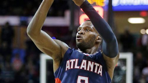 Atlanta Hawks' Shelvin Mack (8) shoots a 3-point shot against the Cleveland Cavaliers in the second quarter of an NBA basketball game Wednesday, Dec. 17, 2014, in Cleveland. (AP Photo/Mark Duncan)
