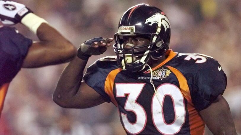 Broncos running back Terrell Davis salutes after his third quarter touchdown during Super Bowl XXXII.