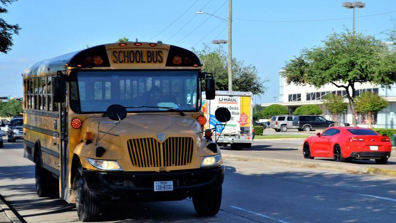 Quick thinking by a school bus driver in Florida averted problems when the vehicle caught fire Friday morning.
