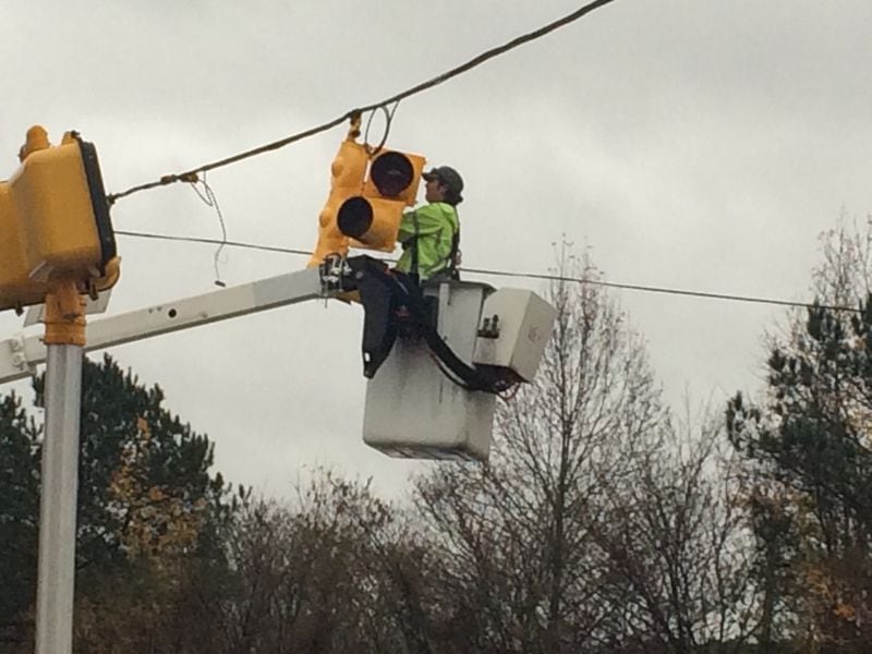 Crews work to fix traffic lights in Cobb County after Wednesday's storms. RAISA HABERSHAM / RAISA.HABERSHAM@AJC.COM