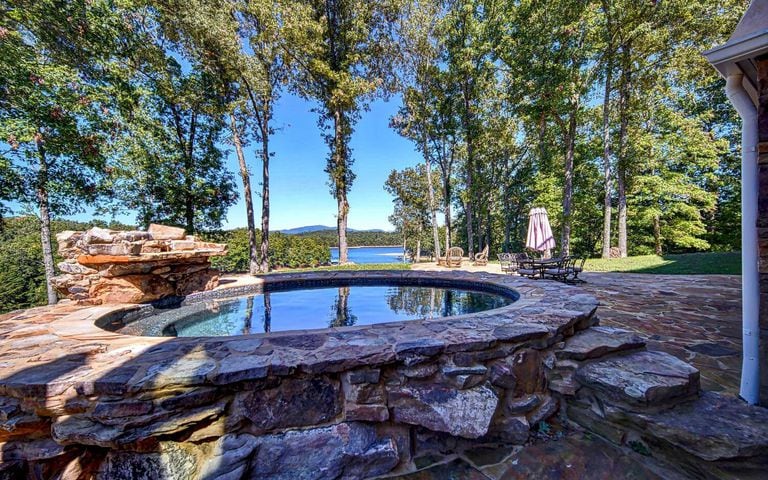 5.4M lakefront estate in the North Georgia mountains