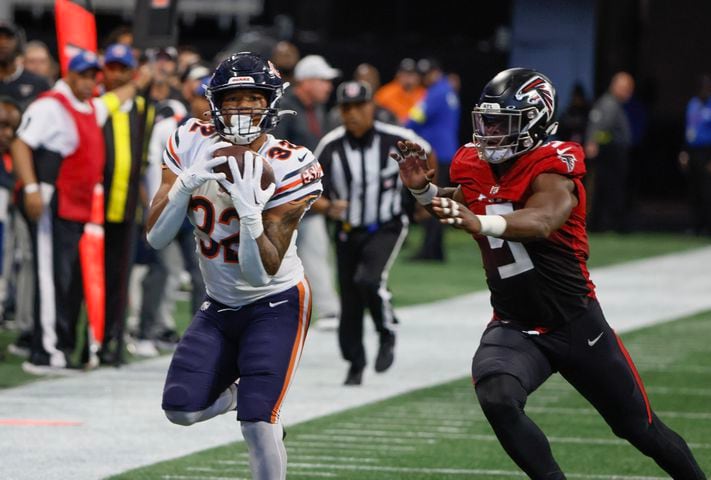 Bears running back David Montgomery makes a first-down catch in front of Falcons linebacker Lorenzo Carter during the fourth quarter Sunday. (Bob Andres / for The Atlanta Journal-Constitution)