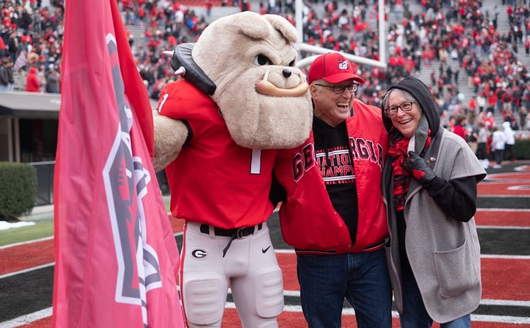 220115-Athens-Alan and Sheryl Cohn, both UGA alumna, pose for a photo with Hairy Dawg following the National Championship celebration Saturday afternoon, Jan. 15, 2022, in Athens. Ben Gray for the Atlanta Journal-Constitution