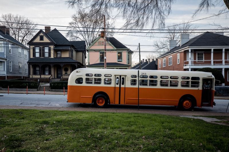 een bus uit de jaren 1950, vergelijkbaar met de bus die burgerrechtenleider Rosa Parks reed in Montgomery, Alabama, toen ze in 1955 werd gearresteerd, zit voor de geboorteplaats van Dr. Martin Luther King Jr. in Atlanta.een bus uit de jaren 1950, vergelijkbaar met de bus die Rosa Parks reed in Montgomery, Alabama, toen ze in 1955 werd gearresteerd, staat voor de geboorteplaats van Dr.Martin Luther King Jr. in Atlanta.