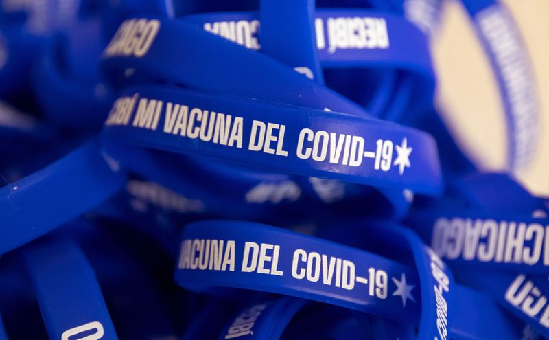 Bracelets in Spanish for patients receiving their COVID-19 vaccine. (Brian Cassella/Chicago Tribune/TNS)