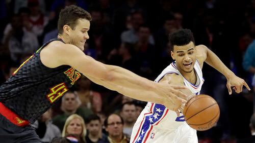Philadelphia 76ers’ Timothe Luwawu-Cabarrot, right, and Atlanta Hawks’ Kris Humphries reach for a loose ball during the first half of an NBA basketball game, Wednesday, March 29, 2017, in Philadelphia. (AP Photo/Matt Slocum)