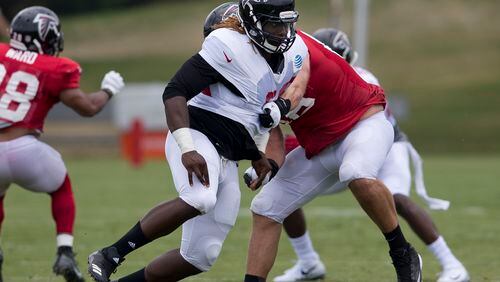Rookie defensive end Takk McKinley (left) works against offensive tackle Kevin Graf (66) during Wednesday's training camp practice.