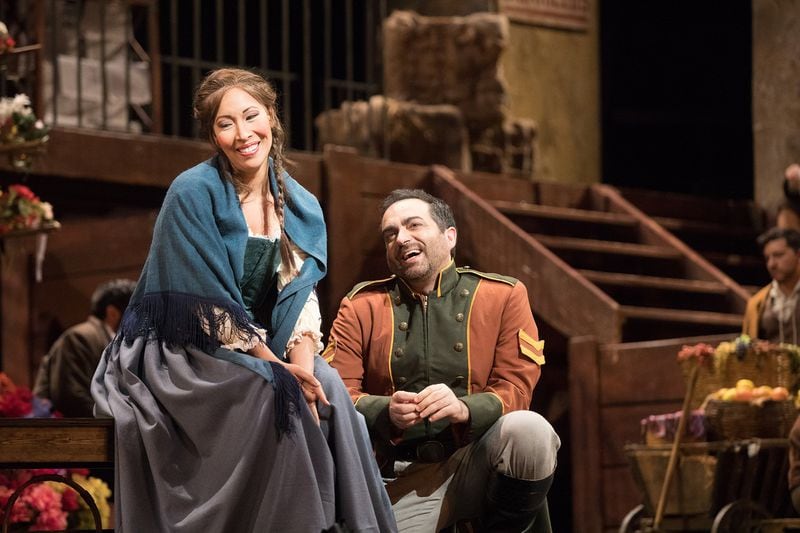 Nicole Cabell hraje Micaela a Gianluca Terranova je Don José v Atlanta Opera výrobě