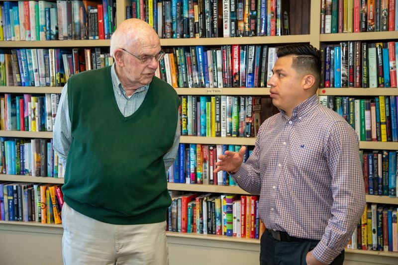Don Sapit (kairėje) kalbasi su Jose Pliego Park Springso bibliotekoje.  PHILAS SKINNERIS UŽ ATLANTA ŽURNALAS-KONSTITUCIJĄ.