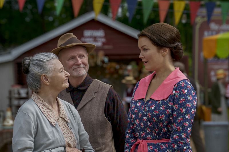 Specials -- “A Waltons Thanksgiving” -- Image Number: WALc_0181r -- Pictured (L - R): Rebecca Coon as Grandma Walton, Alpha Trivette as Grandpa Walton, and Bellamy Young as Olivia Walton -- Photo: Chris Reel / The CW -- © 2022 The CW Network, LLC. All Rights Reserved.
