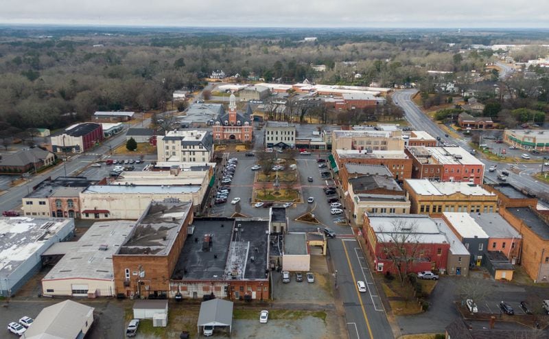 January 27, 2021 Elberton - Aerial photography shows downtown Elberton on Wednesday, January 27, 2021. Georgia has not opened COVID-19 vaccination to teachers yet, but a small school district east of Athens still managed to offer shots to any employee who wanted them. Elbert County Superintendent Jon Jarvis told The Atlanta Journal-Constitution that he sees his teachers, bus drivers and other employees as ÒessentialÓ personnel who should be prioritized for vaccination. (Hyosub Shin / Hyosub.Shin@ajc.com)