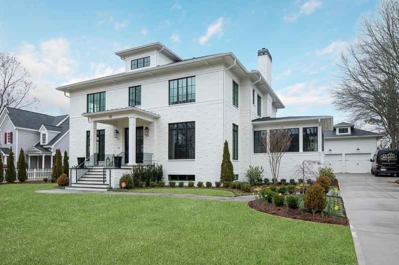 A white home with black window frames doesn't need to scream modern farmhouse. Photo: Courtesy of Tara Fust Design / David Cannon Photography