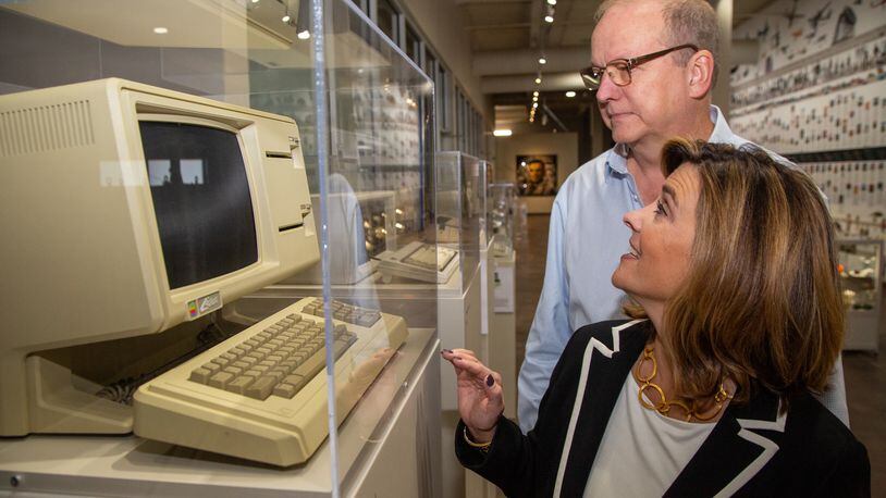 Lonnie and Karin Mimms talk about an Apple Lisa on display at the Computer Museum of America in Roswell. PHIL SKINNER FOR THE ATLANTA JOURNAL-CONSTITUTION.