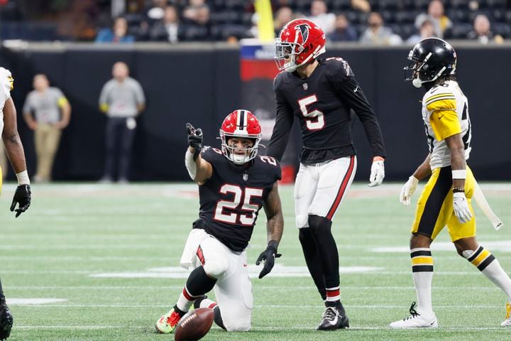Falcons running back Tyler Allgeier signals first down during the third quarter against the Steelers on Sunday at Mercedes-Benz Stadium. (Miguel Martinez / miguel.martinezjimenez@ajc.com)