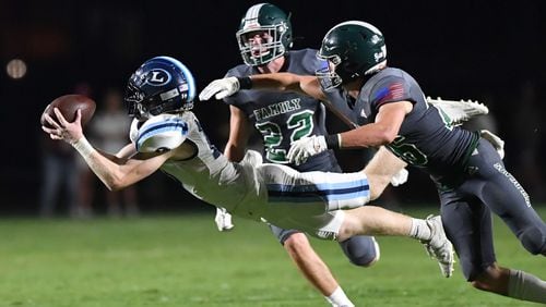 August 20, 2021 Atlanta - Lovett's Alex Lindsay (10) makes a catch in the second half of their season opener game at The Westminster Schools in Atlanta on Friday, August 20, 2021. Westminster won 17-7 over Lovett. (Hyosub Shin / Hyosub.Shin@ajc.com)