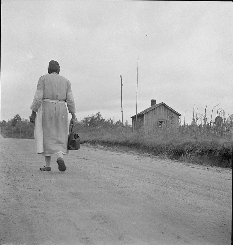 A midwife goes on a call, carrying her kit, near Siloam in Greene County, Ga., in October 1941. (Courtesy of Jack Delano / Library of Congress)