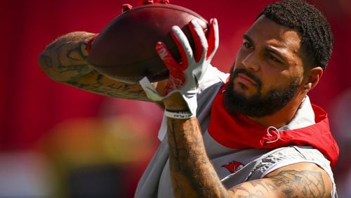 Mike Evans of the Tampa Bay Buccaneers makes a catch during warm-ups before the game against the Arizona Cardinals at Raymond James Stadium on November 10, 2019 in Tampa, Florida. (Photo by Will Vragovic/Getty Images)