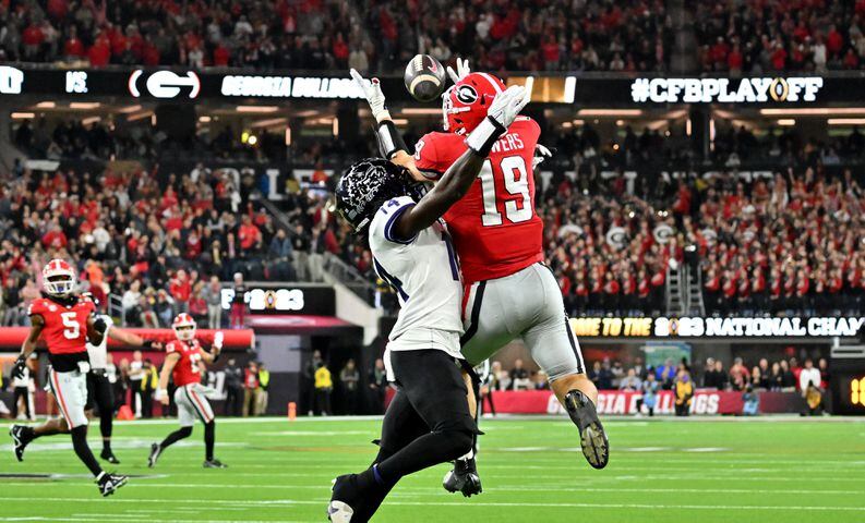 Georgia Bulldogs tight end Brock Bowers (19) catches a touchdown pass over TCU Horned Frogs safety Abraham Camara (14) during the second half of the College Football Playoff National Championship at SoFi Stadium in Los Angeles on Monday, January 9, 2023. (Hyosub Shin / Hyosub.Shin@ajc.com)