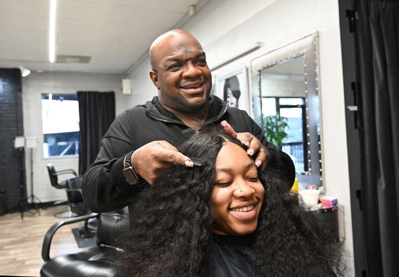 Celebrity hairstylist Derek J. styles his client Miracle Jenkins’ hair at J Spot Hair Salon, Thursday, Feb. 2, 2023, in Buckhead. (Hyosub Shin / Hyosub.Shin@ajc.com)